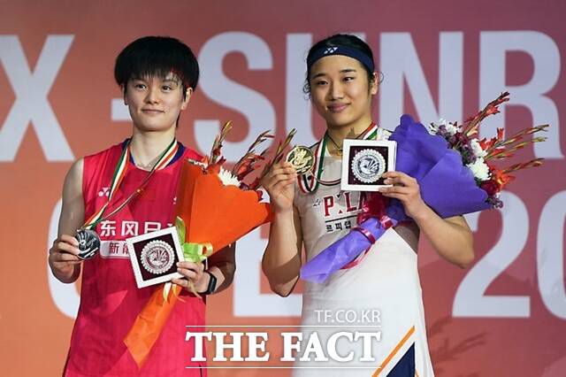 최근 끝난 인도오픈에서 우승한 안세영(오른쪽)이 시상대에서 라이벌 왕즈이와 나란히 포즈를 취하고 있다./AP.뉴시스