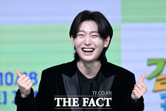 트롯 오디션 출신 가수 김용빈이 2026년 1월 라이징 가수 브랜드평판 분석에서 당당히 전체 1위에 올랐다. 글로벌 아이돌 그룹들을 제치고 새로운 대세가수로 우뚝섰다. /서예원 기자