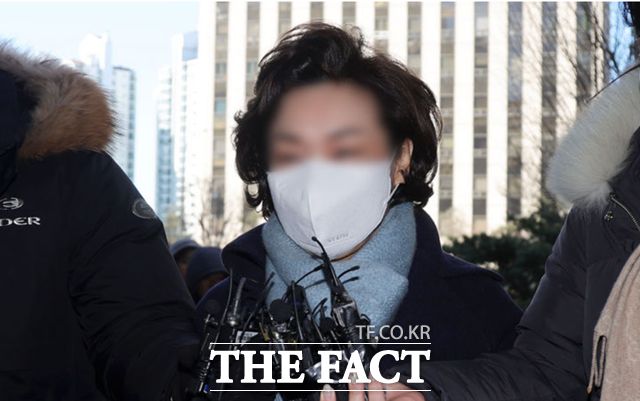 동작구의회 부의장의 업무추진비 법인카드를 사적으로 유용한 의혹을 받는 김병기 무소속 의원의 배우자 이모 씨가 22일 오후 1시55분께 경찰에 출석했다. /뉴시스