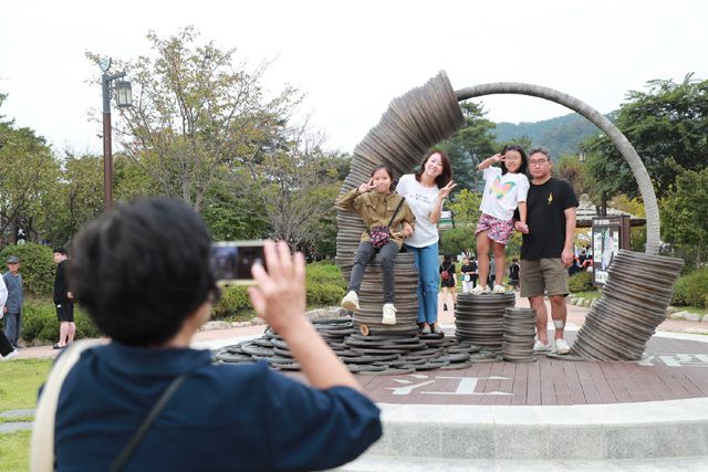 삼강나루주막축제에서 가족 단위 관광객들이 기념사진을 찍고 있다. /예천군