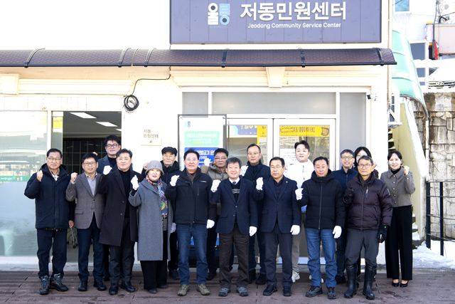 저동민원센터 사무실 이전을 기념하는 현판식 참석자들이 기념사진을 찍으며 파이팅을 외치고 있다. /울릉군