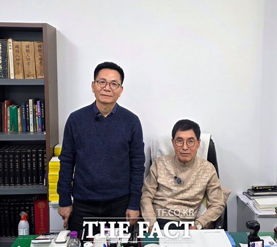 새해 운세 인터뷰에서 가수 이찬원의 결혼운에 대해 백운비 역리원장(오른쪽)은 "2027년부터 2029년, 2030년까지, 애정운이 시작되고 연분을 찾는다"며 "이상적인 상대는 소띠 97년생 97년생, 용띠 2000년생 중에서 만나야 금메달권"이라고 말했다. 왼쪽은 필자. /이환호 기자