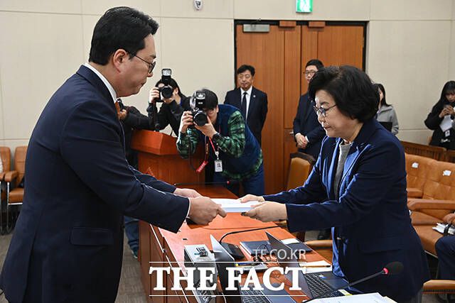 이혜훈 기획예산처 장관 후보자가 23일 오전 서울 여의도 국회 재정경제기획위원회에서 열린 인사청문회에 참석해 천하람 개혁신당 의원에게 비망록을 전달받고 있다.