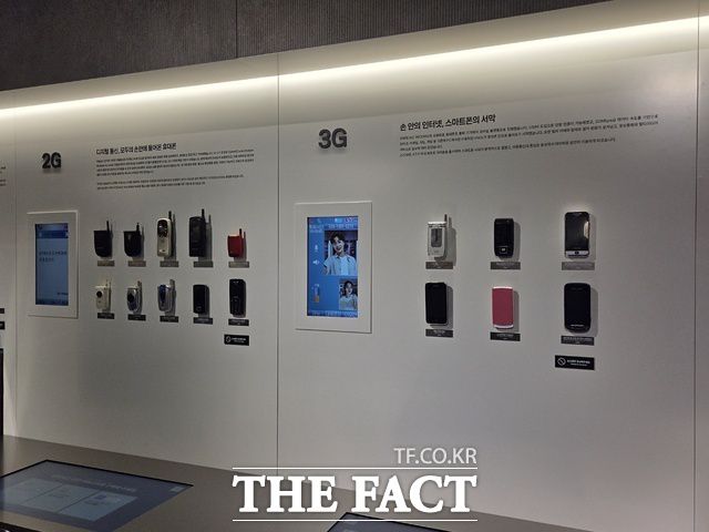 지난 22일 서울 광화문 KT사옥 'KT 온마루' 전시관 벽면에 1세데부터 4세대까지 세대별 휴대전화 모델들이 전시돼 있다. /종로=우지수 기자