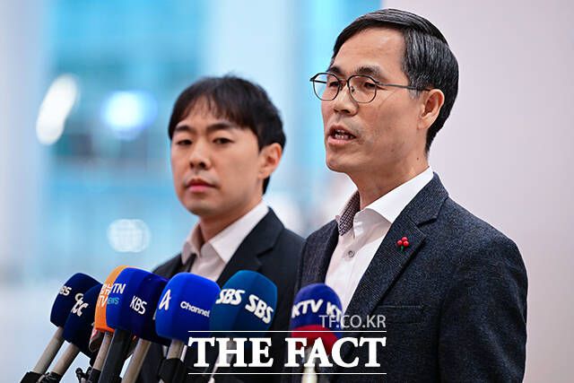 유승렬 초국가범죄 특별대응TF 경찰청 수사기획조정관이 23일 오전 인천국제공항 2터미널에서 캄보디아에서 스캠 범죄를 저지른 한국인 피의자 73명을 압송한 후 브리핑을 하고 있다./남윤호 기자