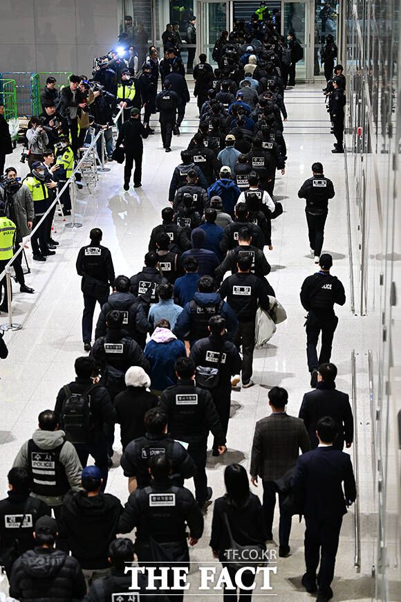 압송되는 한국인 피의자 73명의 모습.