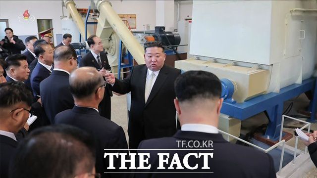 당대회 일정이 지연되고 있다고 단정하기는 어렵다는 목소리가 나온다. 사진은 김정은 북한 국무위원장이 방사포(다연장로켓포)를 생산하는 군수공장을 시찰하는 모습. /뉴시스, 조선중앙TV 갈무리