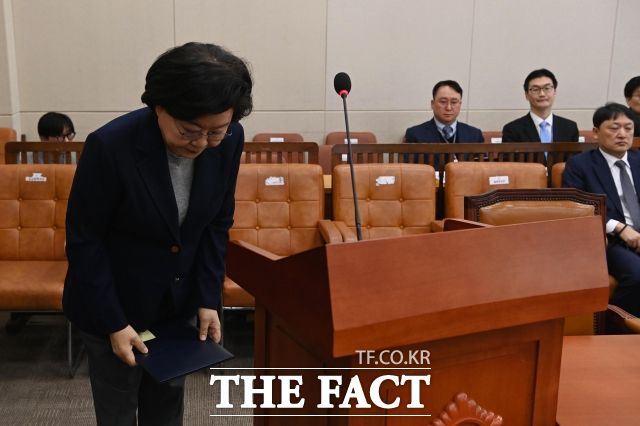 이혜훈 기획예산처 장관 후보자가 23일 오전 서울 여의도 국회 재정경제기획위원회에서 열린 인사청문회에서 선서를 한 뒤 인사를 하고 있다. /국회=남용희 기자