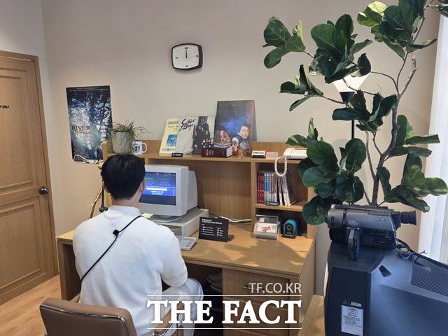 지난 22일 서울 광화문 KT사옥 'KT 온마루' 전시관에 1990년대 컴퓨터와 하이텔 단말기, 소설 '퇴마록' 등으로 꾸며진 방문객의 향수를 불러일으키는 방이 연출됐다. /종로=우지수