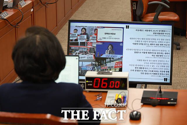 이혜훈 기획예산처 장관 후보자가 23일 오전 서울 여의도 국회 재정경제기획위원회에서 열린 인사청문회에 참석해자신의 과거 행적을 다룬 의원 질의자료를 보고 있다. /배정한 기자