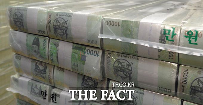 법인 시장이 매력적인 새로운 승부처로 부상하고 있지만, 대출 의존도를 낮춰야 한다는 과제가 다시 고개를 든다. /더팩트DB