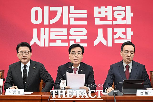 최고위원회의에서 발언하는 송 원내대표(가운데).