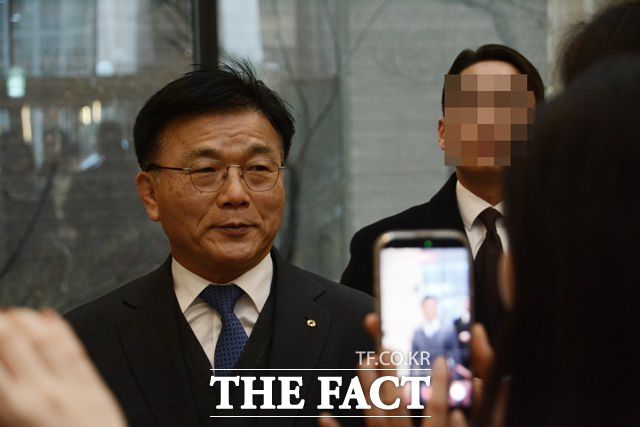 박상진 산업은행 회장이 26일 오후 서울 명동 은행연합회 건물에 입장하면서 취재진들에게 둘러싸여 있다. /김태환 기자