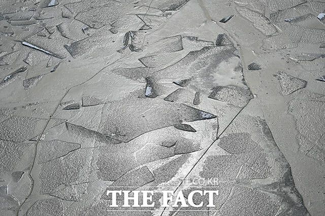 쇄빙선이 부신 얼음이 다시 얼어 있다.