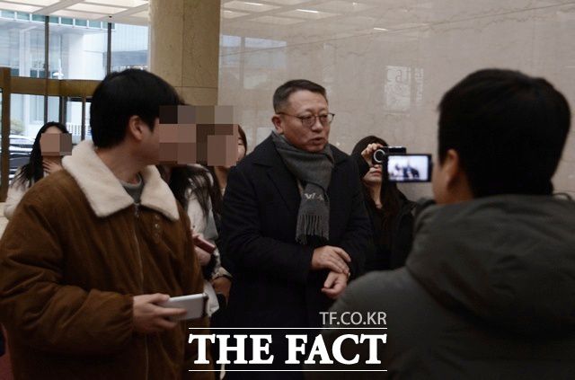 정진완 우리은행장이 26일 오후 서울 명동 은행연합회 건물에 입장하면서 취재진들에게 둘러싸여 있다. /김태환 기자