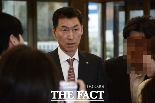 장민영 기업은행장이 26일 오후 서울 명동 은행연합회 건물에 입장하면서 취재진의 질문에 답변을 하고 있다. /김태환 기자