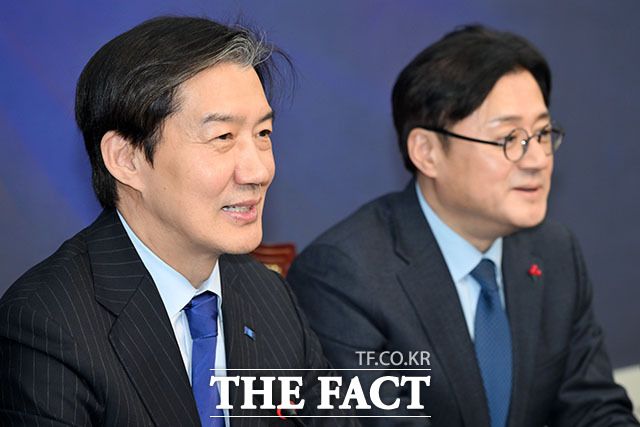 홍익표 정무수석 접견하며 인사말 하는 조국 대표(왼쪽).