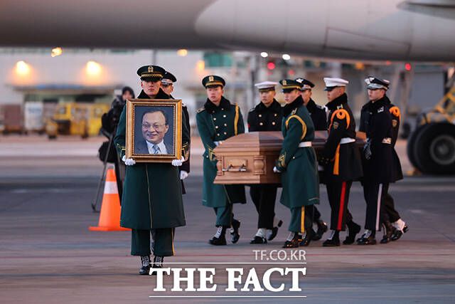 고국에 도착한 이해찬 민주평화통일자문회의 수석부의장의 유해. /공항사진기자단