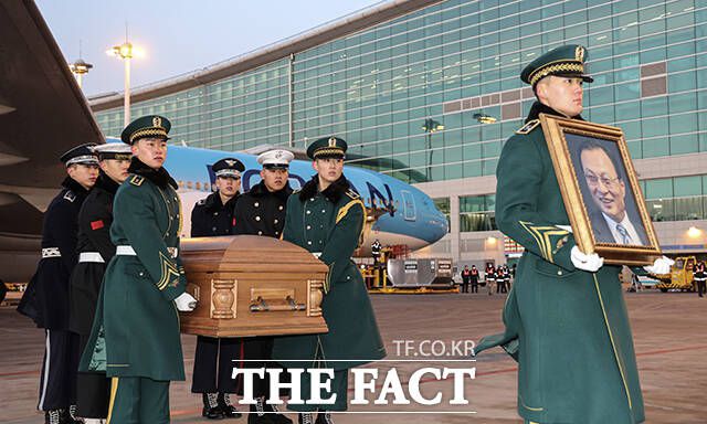 고국에 도착한 이해찬 수석부의장의 유해가 운구되고 있다. /공항사진기자단