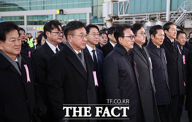 김민석 국무총리와 우원식 국회의장 등 내빈들이 이해찬 수석부의장의 시신을 영접하고 있다. 앞줄 왼쪽부터 정동영 통일부 장관, 윤호중 행정안전부 장관, 김민석 국무총리, 우원식 국회의장, 정청래 더불어민주당 대표, 조국 조국혁신당 대표. /공항사진기자단