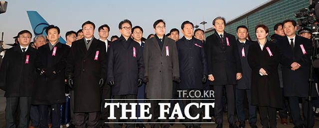 김민석 국무총리와 우원식 국회의장, 정청래 더불어민주당 대표 등이 이 수석부의장의 운구를 지켜보고 있다. /공항사진기자단