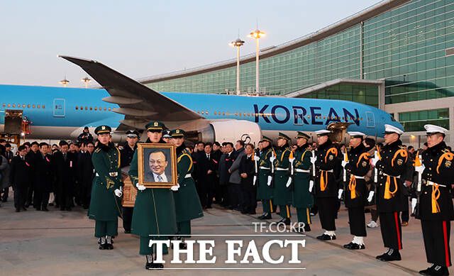 빈소가 마련된 서울대학교병원 장례식장으로 운구. /공항사진기자단