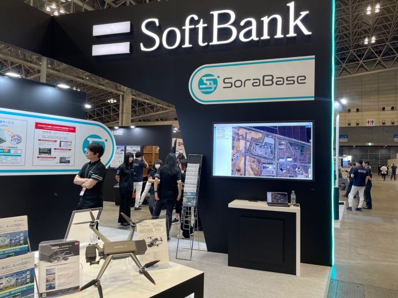 니어스랩의 다목적 소형 AI드론 ‘AiDEN’(에이든)이 일본에서도 큰 관심을 받는 가운데, 글로벌 기업 소프트뱅크의 제안으로 일본 최대 드론 전시회에 선보였다.