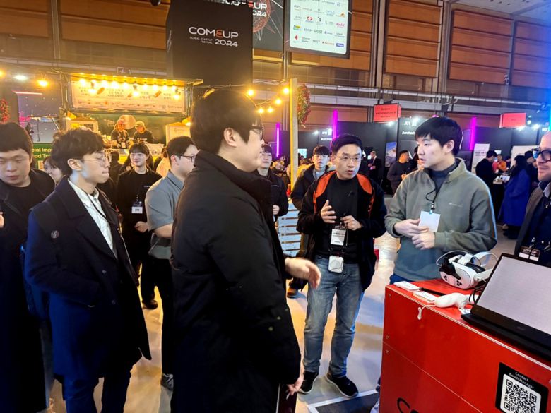 스타트업 미디어 플래텀 조상래 대표가 대학생 대상 도슨트 프로그램에서 가이드가 되어 부스를 돌면서 각 회사에 대한 소개를 하고 있다.