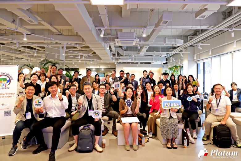 서울 강남구 팁스타운에서 열린 ‘로큰 타이베이 TEH(Rock’n Taipei TEH)’ 행사 참가자들이 단체사진을 찍고 있다. (c)플래텀