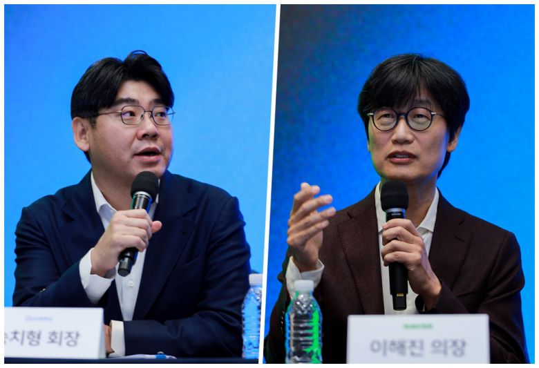 송치형 두나무 회장과 이해진 네이버 이사회 의장이 질의응답에 답변하고 있다.