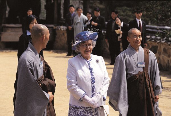 안동 봉정사를 찾은 엘리자베스 2세 여왕.(사진=봉정사)