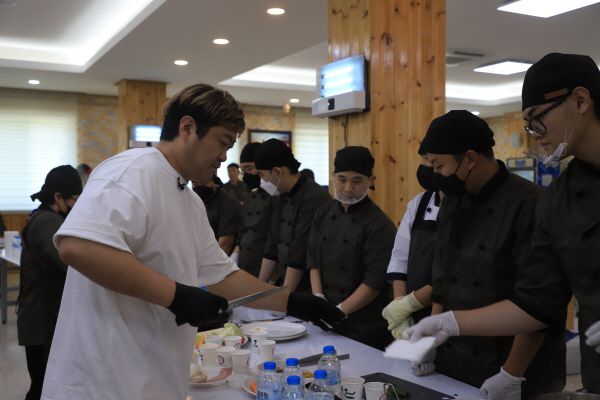 정호균 셰프가 조리병을 대상으로 대량조리에 대한 노하우를 전수하고 있다.
