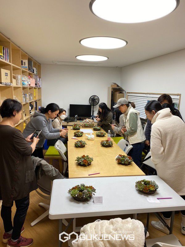 양천구 양천공원 화환 제작 프로그램 현장 [사진제공=양천구청]