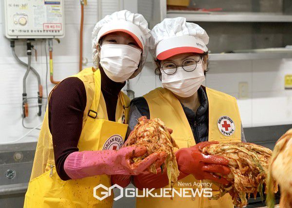 취약계층에 전달할 김장김치 나눔 봉사활동을 펼치는 적십자봉사원. [사진제공=대한적십자사 서울지사]