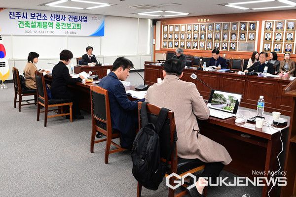 (사진제공=진주시)조규일 시장이 진주시보건소 신청사 건립사업 건축설계용역 중간보고회를 주재하고 있다