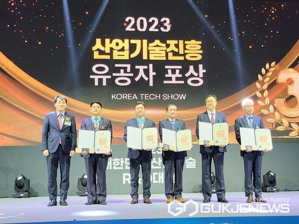 (사진제공=KAI)산업기술진흥 유공자 포상 시상식에서 KAI 임직원이 수상을 했다. (왼쪽부터 1번째 장영진 산업부 차관, 2번째 서성조 KAI 수석연구원)