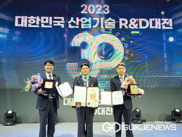 (사진제공=KAI)산업기술진흥 유공자 포상 시상식에서 KAI 임직원이 수상을 했다(왼쪽부터 태진수 상무, 서성조 수석연구원, 김홍주 부품생산2팀장)