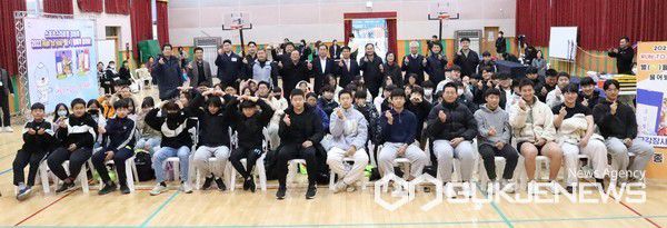 (사진제공=진주시체육회)런투유-별(★)들에게 물어봐 개회식 참석자들이 단체 기념사진을 남기고 있다