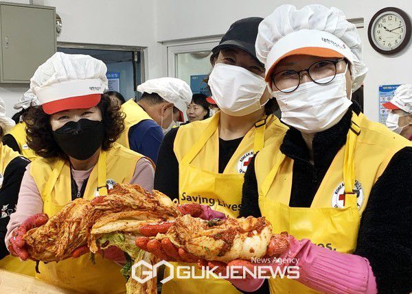 취약계층에 전달할 김장김치 나눔 봉사활동을 펼치는 적십자봉사원. [사진제공=대한적십자사 서울지사]