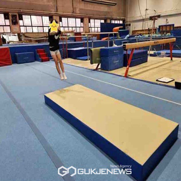 ‘꿈나무 육성’ 사업으로 학교에서 구입한 기계체조 매트에서 운동하고 있는 학생선수 [사진제공=영등포구청]