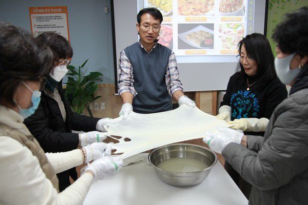 경기도 새마을부녀회장단이 임실치즈마을을 방문해 임실치즈 만들기 체험을 하면서 치즈가 넓게 늘어나는 것을 보며 신기해 하고 있다. / 사진 = 구윤철 기자
