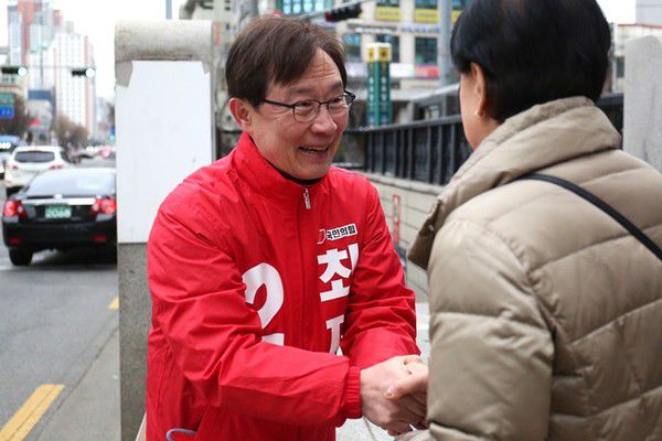 최재형 의원이 종로구 동묘역 앞 네거리에서 출근길 구민들과 반갑게 인사를 나누고 있다.  (사진제공=최재형 후보실)