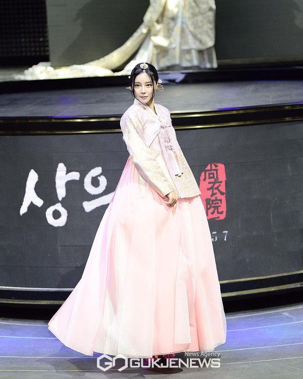 한복의 미를 알리고 있는 배우 겸 인플루언서 은지언니(사진=마노패밀리)