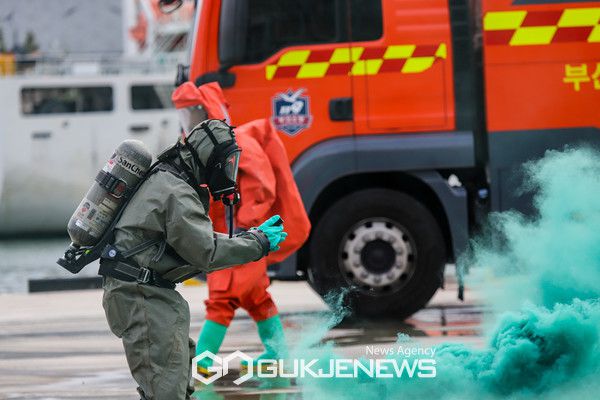 화생방테러특수임무대와 부산소방재난본부 특수구조단이 항만 일대에 산재한 유류와 화학물질에 대한 탐지 및 제독을 실시하고 있다.(사진제공.육군)