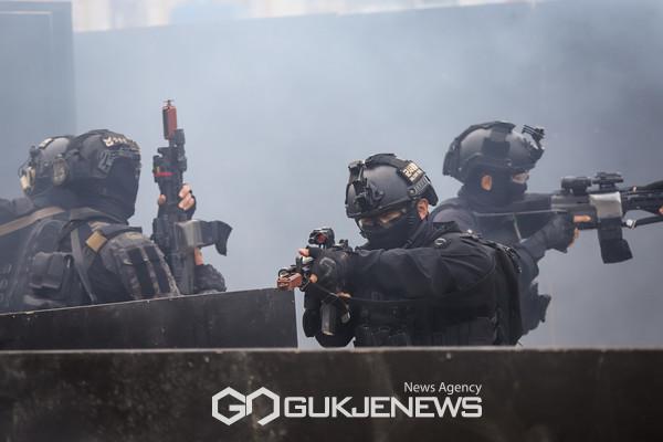 53사단 군사경찰 대테러특임대가 건물 내부로 진입해 테러범들을 제압하고 있다.(사진제공.육군)