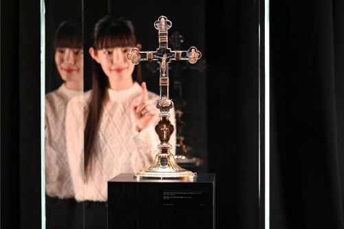 예수가 죽음을 맞이한 성 십자가의 유물이 담긴 작품 'CROSS'