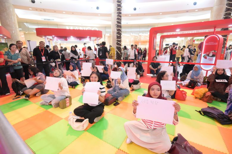 박람회 기간중 관람객들의 참여 프로그램 중 한국어 낱말 맟추기 K-pop의 견이차 였다(사진/논산시청)