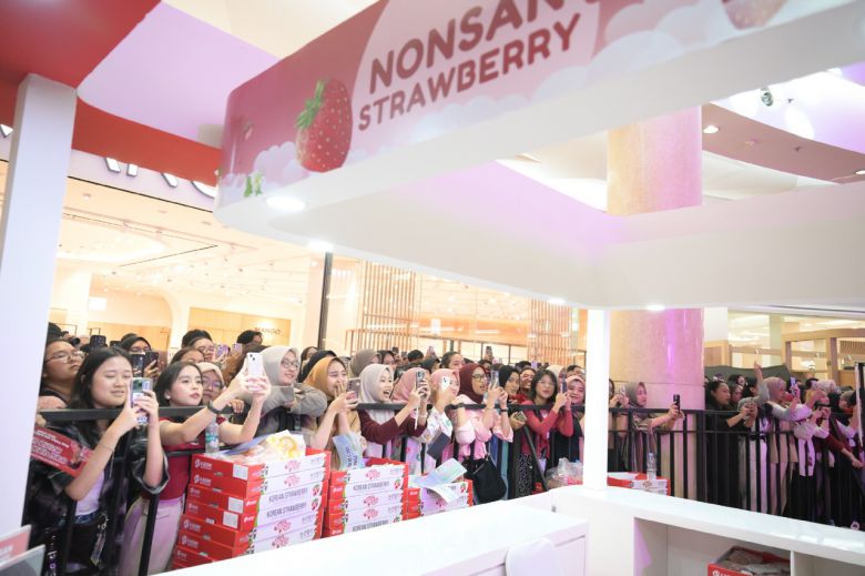 개막식에 운집한 관람객의 눈 ! 휴대폰 카메라로 현장을 담기에 여염없다(사진/논산시청)