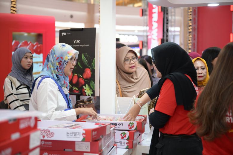 논산 딸기 사세요 ? 자카르타 현지인을 통해 판매되고 있는 딸기 맛에서 최고를 연신 외쳤다(사진/논산시청)