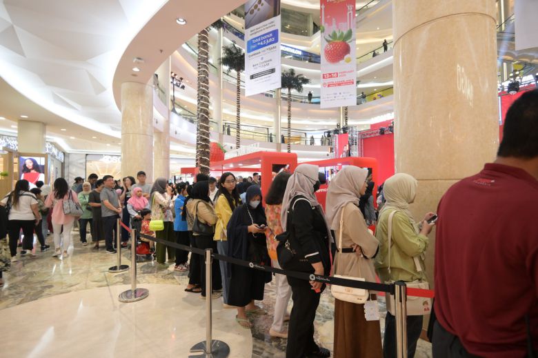 논산 농산물을 구입하기 위해 선 대기줄 사믓 이체봅다(사진/논산시청)